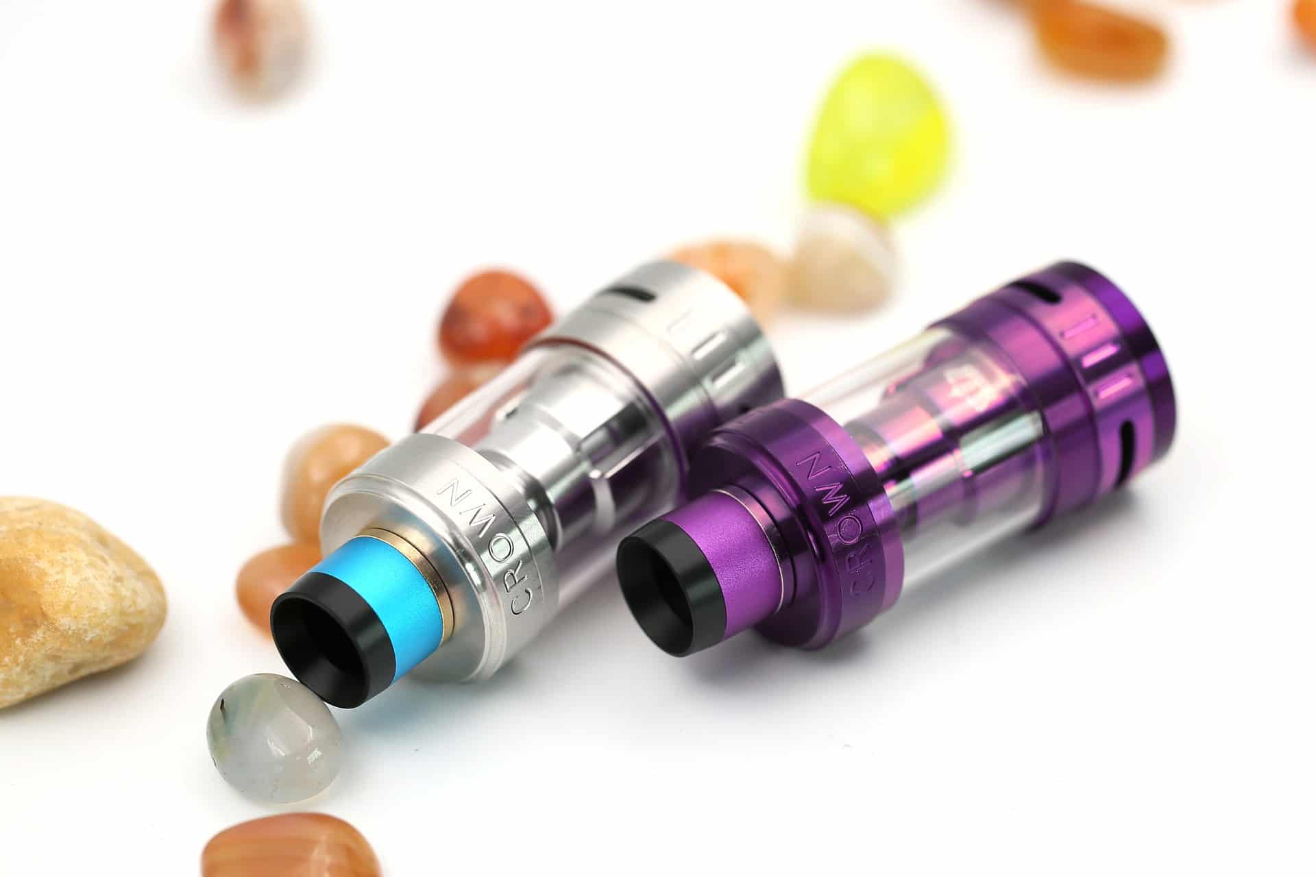 Une cigarette électronique france avec un flacon de eliquid diy avec goût cafe vanille tabac, et booster nicotine