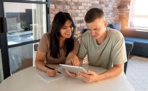 homme-femme-faisant-liste-courses-tablette