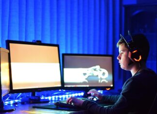 joueur devant ses écrans